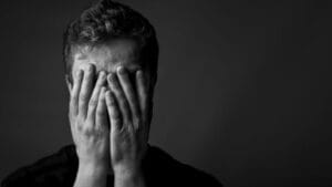 آدم معتاد چه خصوصیاتی دارد؟
